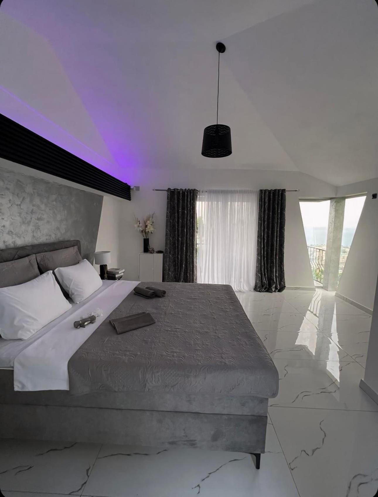 Ranc Mujica Apartment บาร์ ภายนอก รูปภาพ